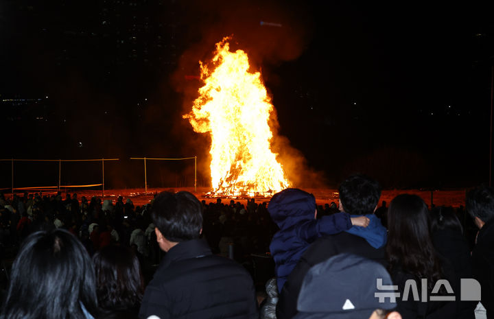 [서울=뉴시스] 최진석 기자 = 1일 서울 영등포구 오목교 인근에서 정월대보름 맞이 달집태우기 행사가 열리고 있다. 2026.03.01. myjs@newsis.com