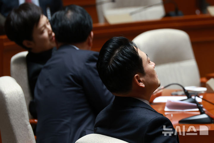 [서울=뉴시스] 고승민 기자 = 장동혁 국민의힘 대표가 1일 서울 여의도 국회에서 열린 비상 의원총회에서 생각에 잠겨 있다. 2026.03.01. kkssmm99@newsis.com