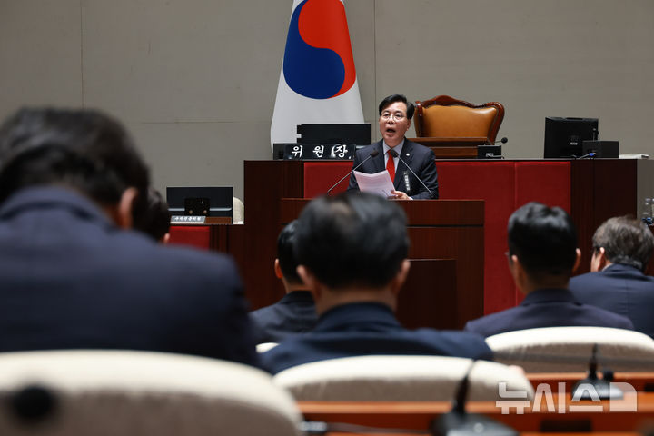 [서울=뉴시스] 고승민 기자 = 송언석 국민의힘 원내대표가 1일 서울 여의도 국회에서 열린 비상 의원총회에서 발언하고 있다. 2026.03.01. kkssmm99@newsis.com