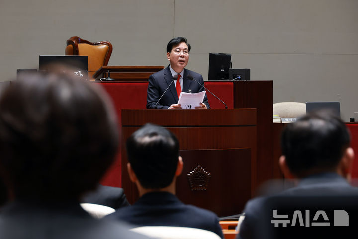 [서울=뉴시스] 고승민 기자 = 송언석 국민의힘 원내대표가 1일 서울 여의도 국회에서 열린 비상 의원총회에서 발언하고 있다. 2026.03.01. kkssmm99@newsis.com