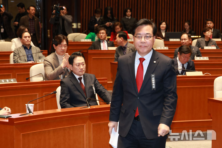 [서울=뉴시스] 고승민 기자 = 송언석 국민의힘 원내대표가 1일 서울 여의도 국회에서 열린 비상 의원총회에서 발언을 위해 단상으로 향하고 있다. 2026.03.01. kkssmm99@newsis.com