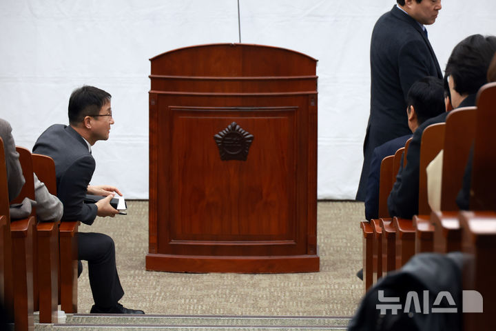 [서울=뉴시스] 고승민 기자 = 정청래 더불어민주당 대표와 한병도 원내대표가 1일 서울 여의도 국회에서 열린 의원총회에 참석하며 대화하고 있다. 2026.03.01. kkssmm99@newsis.com