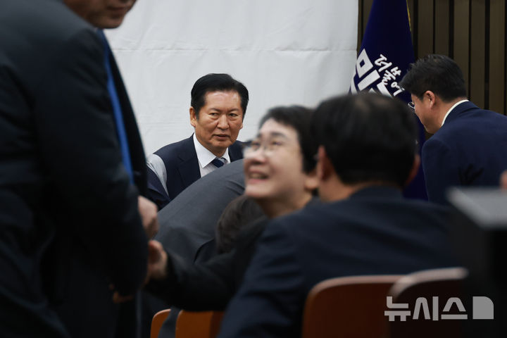 [서울=뉴시스] 고승민 기자 = 정청래 더불어민주당 대표가 1일 서울 여의도 국회에서 열린 의원총회에 참석하고 있다. 2026.03.01. kkssmm99@newsis.com