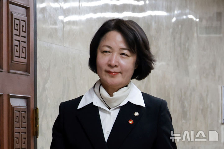 [서울=뉴시스] 고승민 기자 = 추미애 국회 법제사법위원장이 1일 서울 여의도 국회에서 열린 의원총회에 참석하고 있다. 2026.03.01. kkssmm99@newsis.com