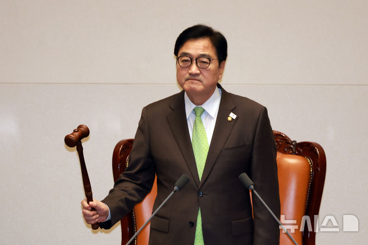 [서울=뉴시스] 고승민 기자 = 우원식 국회의장이 1일 서울 여의도 국회에서 열린 제432회국회(임시회) 제8차 본회의를 속개하고 있다. 2026.03.01. kkssmm99@newsis.com