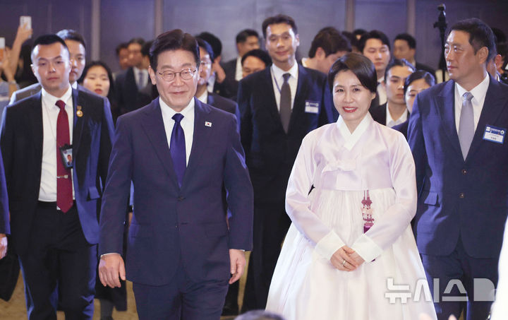 이 대통령, 싱가포르 동포 만나 "모국 독립운동 위해 함께 투쟁한 자랑스러운 역사 간직"(종합)