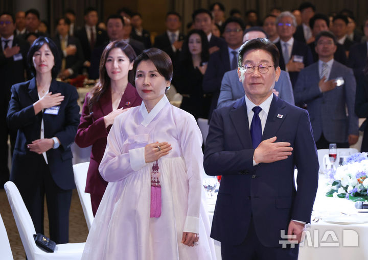 [싱가포르=뉴시스] 최동준 기자 = 싱가포르를 국빈 방문 중인 이재명 대통령과 김혜경 여사가 1일(현지 시간) 싱가포르 한 호텔에서 열린 동포 만찬 간담회에서 국민의례를 하고 있다. 2026.03.01. photocdj@newsis.com