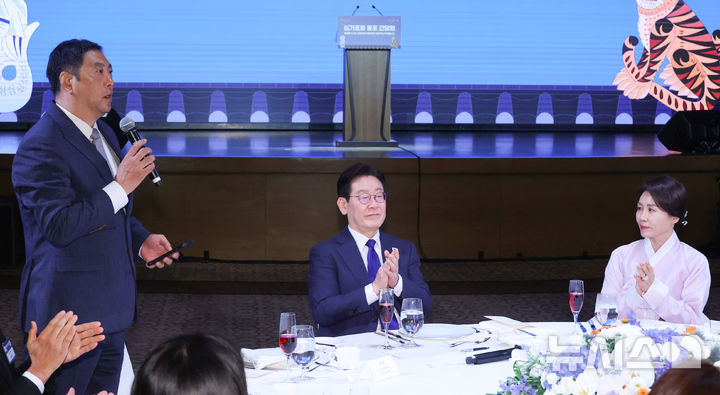 [싱가포르=뉴시스] 최동준 기자 = 싱가포르를 국빈 방문 중인 이재명 대통령과 김혜경 여사가 1일(현지 시간) 싱가포르 한 호텔에서 열린 동포 만찬 간담회에서 박재용 싱가포르 한인회장 환영사에 박수치고 있다. 2026.03.01. photocdj@newsis.com