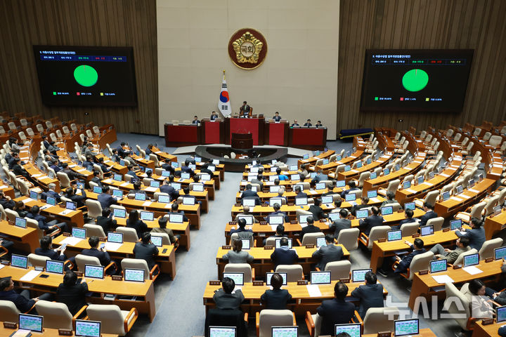[서울=뉴시스] 고승민 기자 = 1일 서울 여의도 국회에서 열린 제432회국회(임시회) 제8차 본회의에서 아동수당법 개정안이 재석 175인, 찬성 173인, 반대 2인으로 가결되고 있다. 2026.03.01. kkssmm99@newsis.com