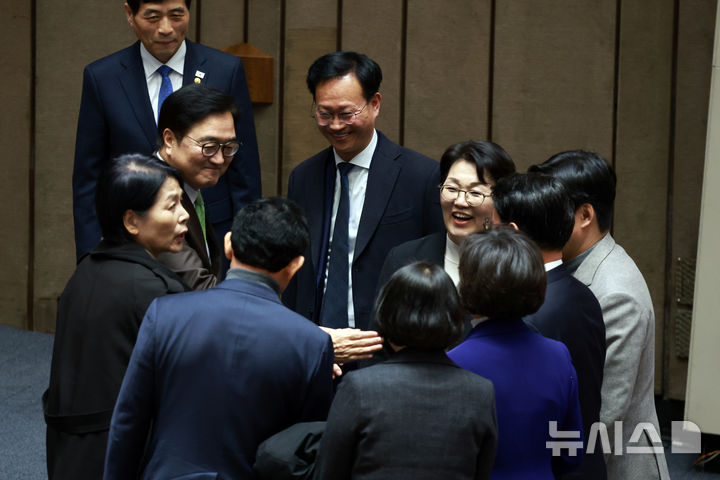 [서울=뉴시스] 고승민 기자 = 우원식 국회의장과 더불어민주당 의원들이 1일 서울 여의도 국회에서 열린 제432회국회(임시회) 제8차 본회의에서 산회 후 웃으며 인사를 나누고 있다. 2026.03.01. kkssmm99@newsis.com