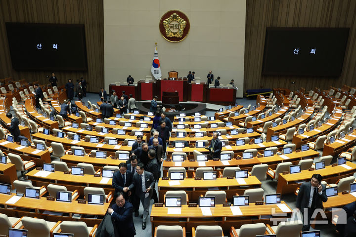 [서울=뉴시스] 고승민 기자 = 지난 1일 서울 여의도 국회에서 열린 제432회국회(임시회) 제8차 본회의에서 산회 후 더불어민주당 등 의원들이 회의장을 나서고 있다. 2026.03.01. kkssmm99@newsis.com