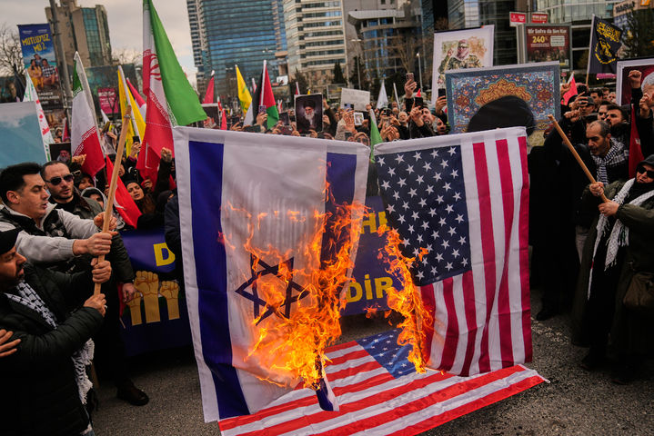 [이스탄불=AP/뉴시스] 지난 1일(현지 시간) 튀르키예 이스탄불 주재 이스라엘 영사관 앞에서 시위대가 이스라엘과 미국 국기를 불태우고 있다. 2026.03.01.