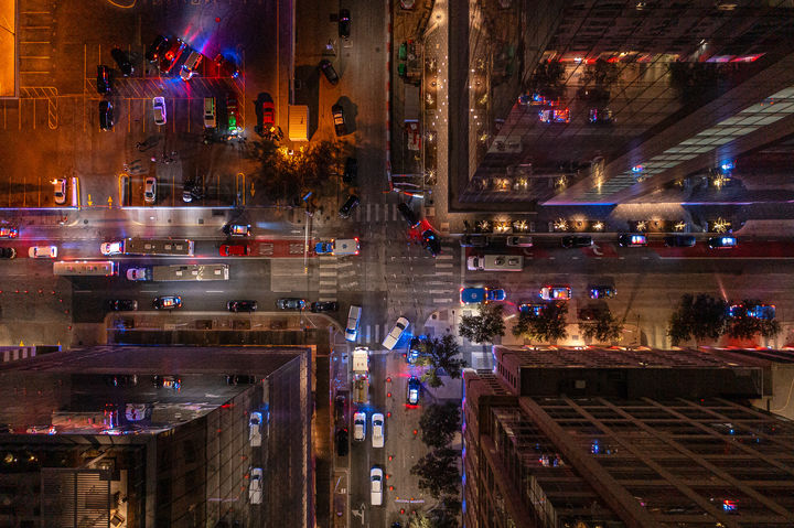 [오스틴=AP/뉴시스] 1일(현지 시간) 미 텍사스주 오스틴의 버포즈 주점에서 총격이 발생한 후 미 연방수사국(FBI) 요원들이 현장을 조사하고 있다. 경찰은 이 총격으로 2명이 숨지고 14명이 다쳤다고 밝혔다. 총격 용의자인 세네갈 태생 귀화 시민권자 은디아가 디아뉴(53)는 현장에서 경찰에 사살됐다. 2026.03.02.