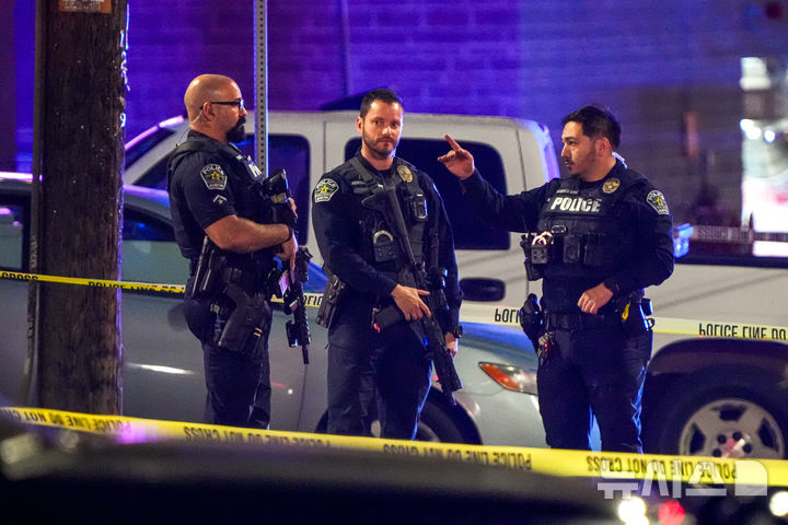 [오스틴=AP/뉴시스] 1일(현지 시간) 미 텍사스주 오스틴의 버포즈 주점에서 총격이 발생한 후 미 연방수사국(FBI) 요원들이 현장을 조사하고 있다. 경찰은 이 총격으로 2명이 숨지고 14명이 다쳤다고 밝혔다. 총격 용의자인 세네갈 태생 귀화 시민권자 은디아가 디아뉴(53)는 현장에서 경찰에 사살됐다. 2026.03.02.