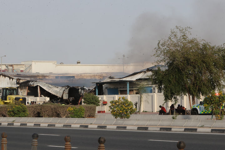 [알라이얀=AP/뉴시스] 1일(현지 시간) 카타르 알라이얀 산업단지에서 이란의 공습으로 화재가 발생해 연기가 치솟고 있다. 앞서 이란 혁명수비대는 미국과 이스라엘의 이란 공습에 대한 보복으로 카타르·바레인·아랍에미리트(UAE)·쿠웨이트 등 걸프 지역에 주둔한 미군 기지에 미사일을 발사했다. 2026.03.02.