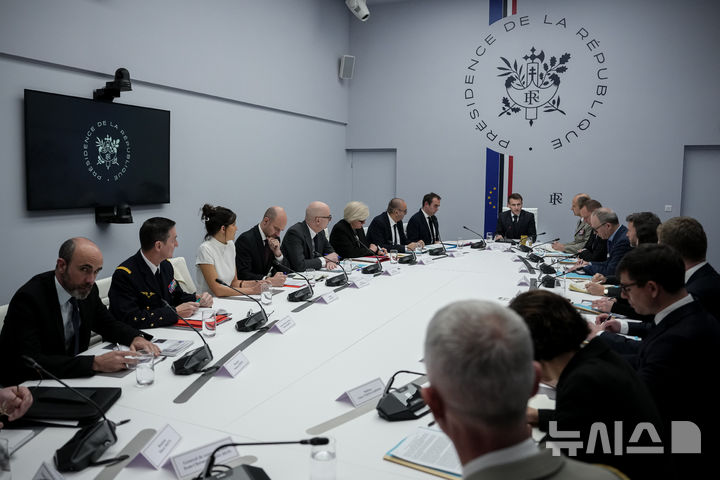 [AP/뉴시스] 1일 프랑스의 에마뉘엘 마크롱 대통령이 전날 이란 전쟁 발발 후 엘리제궁에서 국가방위회의를 주재하고 있다 