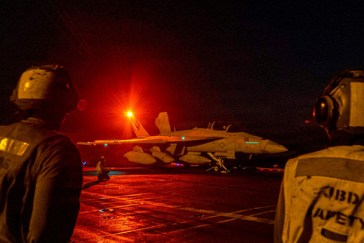 [에이브러햄 링컨함=AP/뉴시스] 1일(현지 시간) 미 해군 항공모함 에이브러햄 링컨호(CVN 72)에서 F/A-18E 슈퍼 호넷 전투기가 ‘에픽 퓨리' 작전 지원을 위해 출격하고 있다. 미 중부사령부(CENTCOM)는 이란 혁명수비대(IRGC)가 미 항공모함 에이브러햄 링컨호에 공격을 가했다는 주장에 “링컨호는 피격되지 않았다”며 “미사일은 근처에도 오지 못했다”라고 반박했다. 2026.03.02.