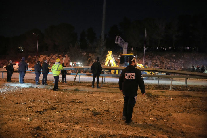 [예루살렘=AP/뉴시스] 1일(현지 시간) 이스라엘 예루살렘에서 보안 요원들이 이란에서 발사한 미사일 공습으로 파손된 도로를 살펴보고 있다. 2026.03.02.