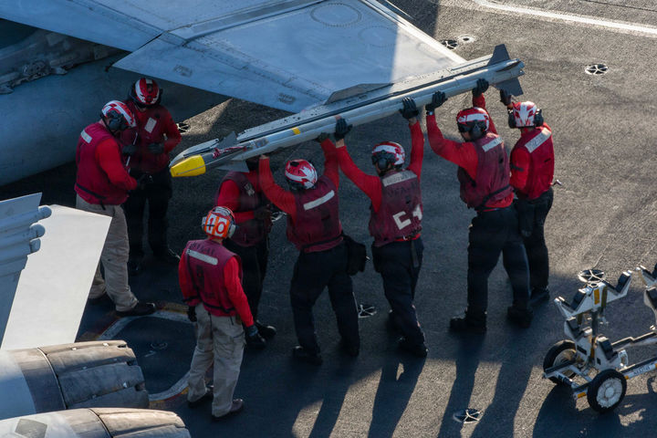 [에이브러햄 링컨함=AP/뉴시스] 지난달 28일(현지 시간) 미 해군 항공모함 에이브러햄 링컨호(CVN 72) 갑판에서 해군 장병들이 ‘에픽 퓨리' 작전을 지원하기 위해 무기를 점검하고 있다. 미 중부사령부(CENTCOM)는 이란 혁명수비대(IRGC)가 미 항공모함 에이브러햄 링컨호에 공격을 가했다는 주장에 “링컨호는 피격되지 않았다”며 “미사일은 근처에도 오지 못했다”라고 반박했다. 2026.03.02.