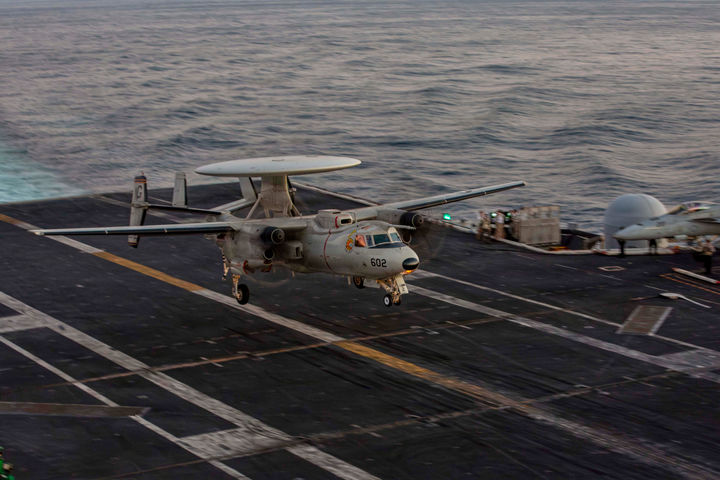 [에이브러햄 링컨함=AP/뉴시스] 1일(현지 시간) 미 해군 항공모함 에이브러햄 링컨호(CVN 72)에 E-2D 호크아이 조기경보통제기가 착륙하고 있다. 미 중부사령부(CENTCOM)는 이란 혁명수비대(IRGC)가 미 항공모함 에이브러햄 링컨호에 공격을 가했다는 주장에 “링컨호는 피격되지 않았다”며 “미사일은 근처에도 오지 못했다”라고 반박했다. 2026.03.02.