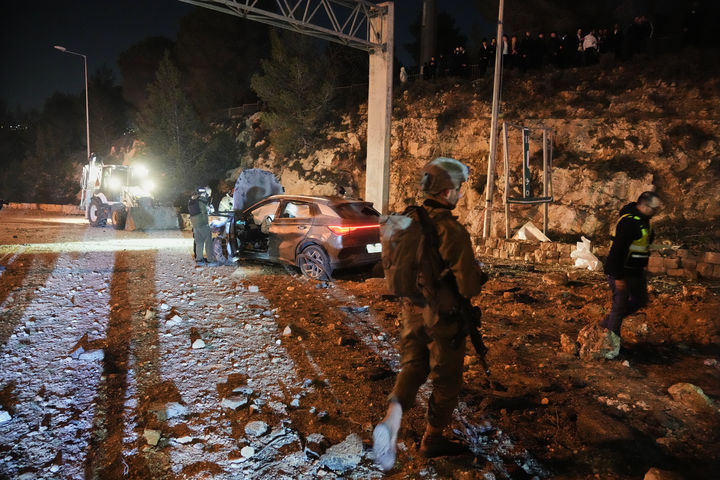 [예루살렘=AP/뉴시스] 1일(현지 시간) 이스라엘 예루살렘에서 보안 요원들이 이란에서 발사한 미사일 공습으로 파손된 도로를 살펴보고 있다. 2026.03.02.