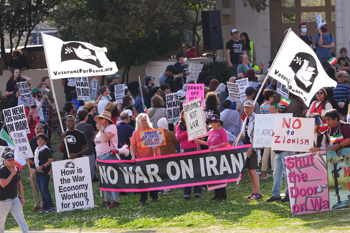 [댈러스=AP/뉴시스] 1일(현지 시간) 미 텍사스주 댈러스 도심 딜리 플라자에서 미국과 이스라엘의 이란 공습 반대 시위대가 현수막과 손팻말을 들고 있다. 미국 전역에서 이란 공습을 지지하거나 반대하는 시위가 열렸다. 2026.03.02.