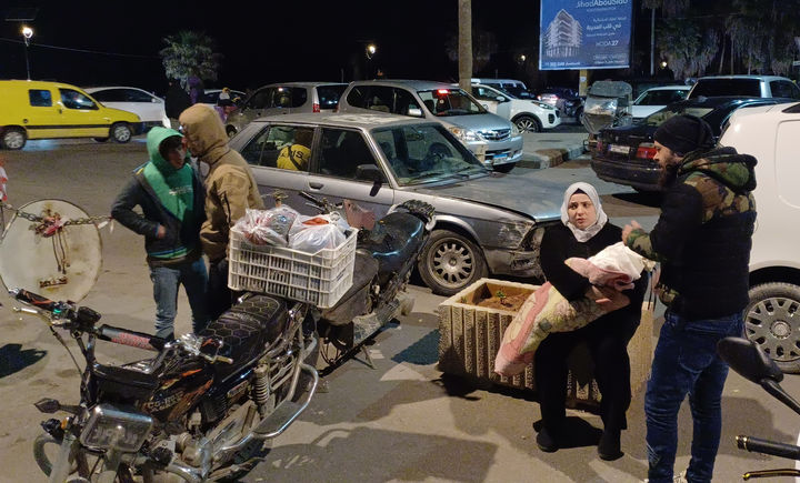 [시돈=AP/뉴시스] 2일(현지 시간) 레바논 남부에서 이스라엘의 공습을 피해 집을 떠나 대피한 가족이 항구도시 시돈 거리에 앉아 있다. 레바논 무장 정파 헤즈볼라가 미·이스라엘의 이란 공격에 대한 보복으로 이스라엘을 타격하자 이스라엘도 즉각 레바논 곳곳을 공습했다. 2026.03.02.