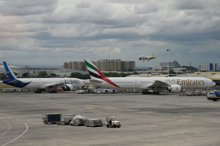 [마닐라=AP/뉴시스] 지난 2일(현지시각) 필리핀 마닐라 니노이 아키노 국제공항에서 중동 지역 항공기들이 계류장에 세워져 있다. 2026.03.25.