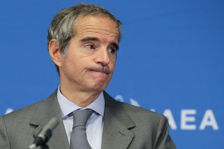 [빈=AP/뉴시스]라파엘 그로시 국제원자력기구(IAEA) 사무총장은 2일(현지 시간) 미국과 이스라엘의 공습으로 이란의 핵 시설이 타격을 받았다는 징후는 없다고 말했다. 사진은그로시 사무총장이 2일(현지 시간) 오스트리아 빈에서 열린 IAEA 이사회 후 기자회견에 참석하고 있는 모습. 2026.03.03.