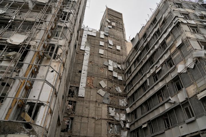 [테헤란=AP/뉴시스] 2일(현지 시간) 이란 테헤란의 간디 병원이 미국과 이스라엘의 공습 여파로 파손돼 있다. 2026.03.03.