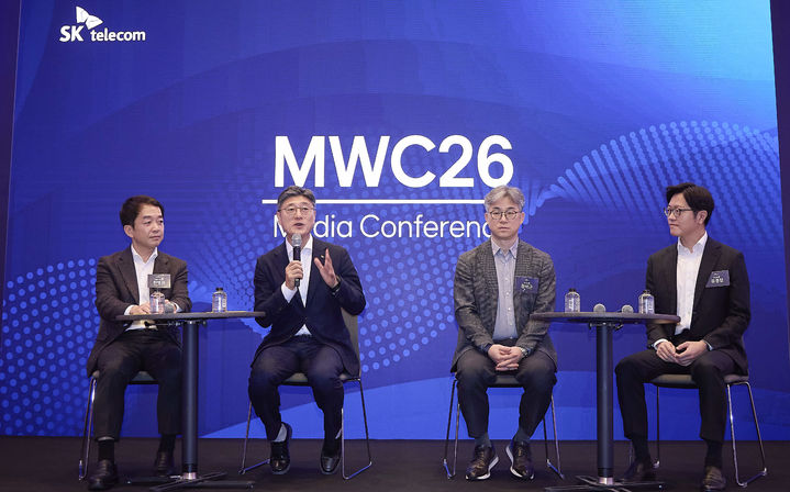 [바르셀로나(스페인)=뉴시스]정재헌 SKT CEO는 1일(현지 시간) MWC26이 열리는 스페인 바르셀로나에서 기자간담회를 개최하고, AI 인프라의 재편과 대규모 투자 계획을 포함한 ‘AI 네이티브’ 혁신 전략을 발표했다. 한명진 SKT MNO CIC장, 정재헌 SKT CEO, 정석근 AI CIC장, 유경상 AI CIC장. (사진=SKT 제공) *재판매 및 DB 금지