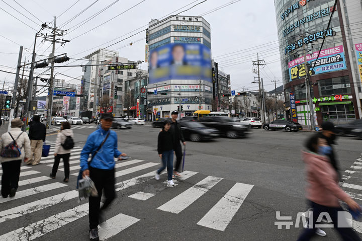 [광주=뉴시스] 이영주 기자 = 1일 오후 광주 북구의 유동인구가 많은 사거리 한 빌딩에 6·3지방선거에 출마하는 예비후보의 선거사무소가 차려져 있다. 2026.03.01. leeyj2578@newsis.com