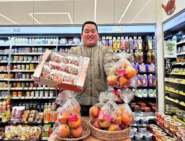 [서울=뉴시스] CU가 3월 한 달간 사과를 최대 39% 할인된 가격에 판매하는 '이달의 과일' 행사를 진행한다고 2일 밝혔다. *재판매 및 DB 금지