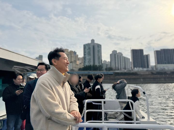 [서울=뉴시스] 오세훈 서울시장이 1일(일) 재운항을 시작한 한강버스에 탑승해 옥수선착장을 바라보고 있다. 2026.03.02. (사진=서울시 제공) *재판매 및 DB 금지
