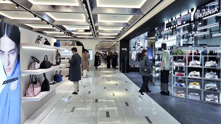 [서울=뉴시스]갤러리아백화점이 명품관 웨스트 3층 리뉴얼을 통해 새로운 변화를 선보인다고 2일 밝혔다. *재판매 및 DB 금지