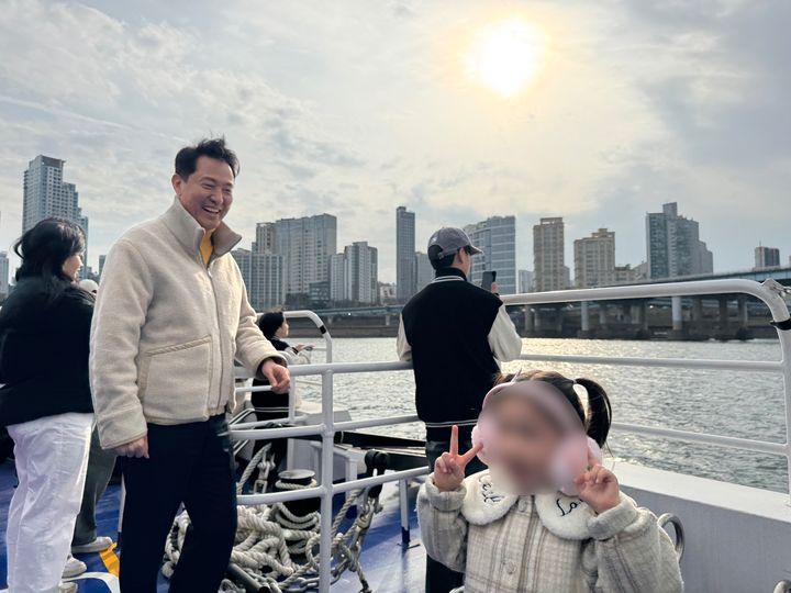 [서울=뉴시스] 오세훈 서울시장이 1일(일) 재운항을 시작한 한강버스에 탑승해 시민들과 만나고 있다. 2026.03.02. (사진=서울시 제공) *재판매 및 DB 금지