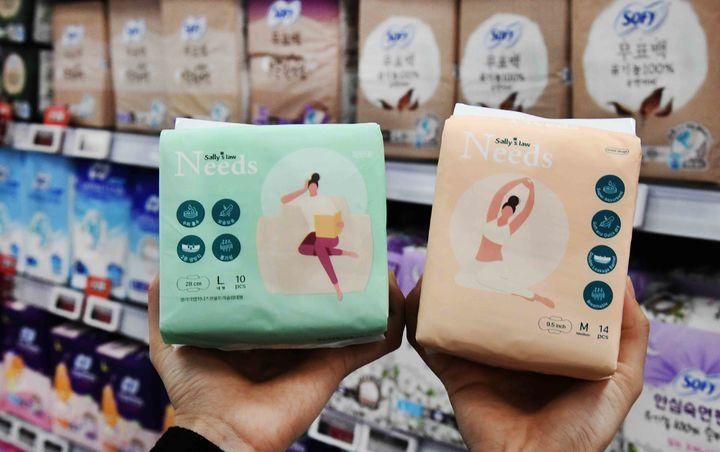 [서울=뉴시스] 홈플러스가 개당 '99원'(중형 기준) 초저가 생리대를 대형마트 단독으로 판매한다고 2일 밝혔다. *재판매 및 DB 금지