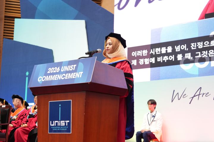 [울산=뉴시스] 수라이야 자한 리자 박사가 UNIST 졸업생 대표 연설을 전하고 있다. (사진=UNIST 제공) 2026.03.02. photo@newsis.com *재판매 및 DB 금지