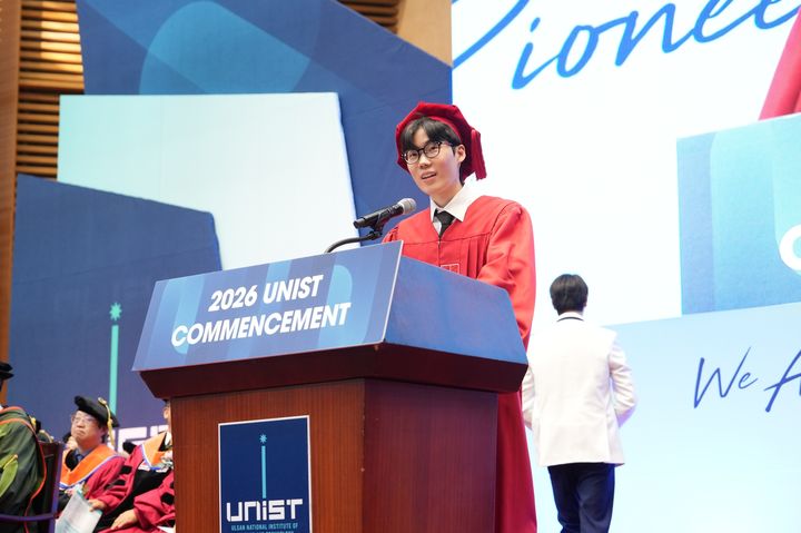 [울산=뉴시스] 정인중 씨가 UNIST 학부 졸업생 대표 연설을 전하고 있다. (사진=UNIST 제공) 2026.03.02. photo@newsis.com *재판매 및 DB 금지