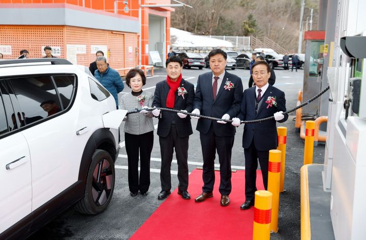 수소충전 시연하는 단양군 관계자들.(사진=단양군 제공) *재판매 및 DB 금지