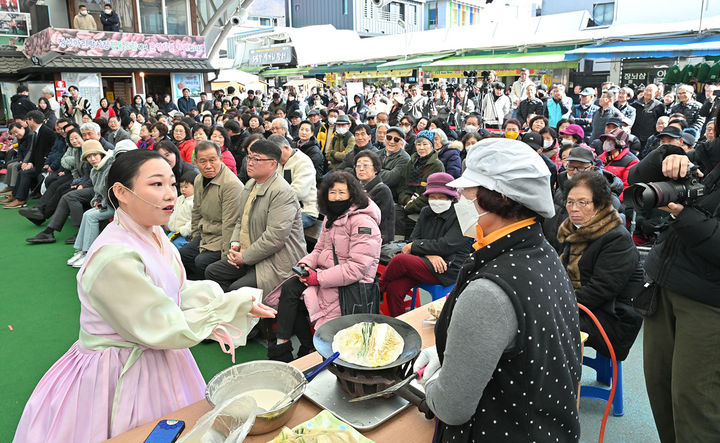 지난달 28일부터 2일까지 사흘간 정선아리랑시장 일원에서 열린 '2026 정선메밀전병축제'를 찾은 관광객이 인산인해를 이루고 있다.(사진=정선군 제공) *재판매 및 DB 금지