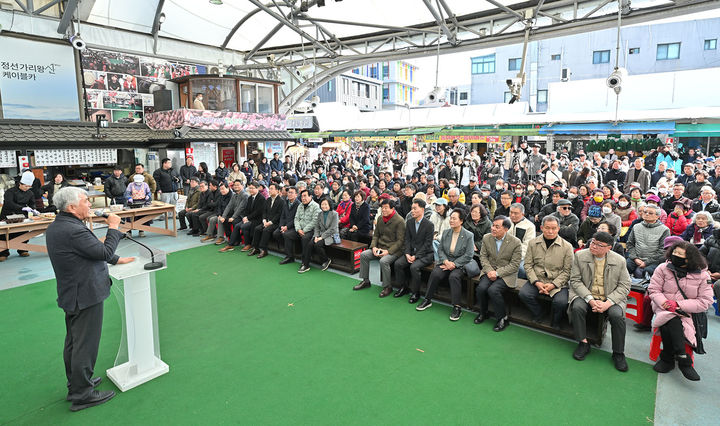 지난달 28일부터 2일까지 정선아리랑시장 일원에서 열린 '2026 정선메밀전병축제'에 참석한 최승준 정선군수가 인사말을 하고 있다.(사진=정선군 제공) *재판매 및 DB 금지