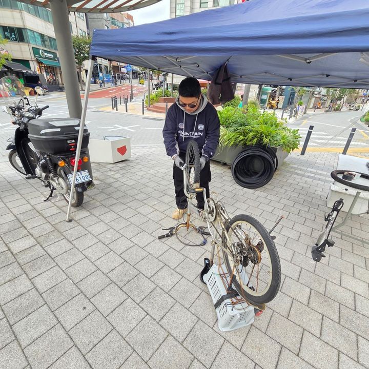 [서울=뉴시스] 2025년 ‘내 집 앞 자전거 무상수리센터’ 운영 사진. 2026.03.02. (사진=서울 중구 제공) *재판매 및 DB 금지