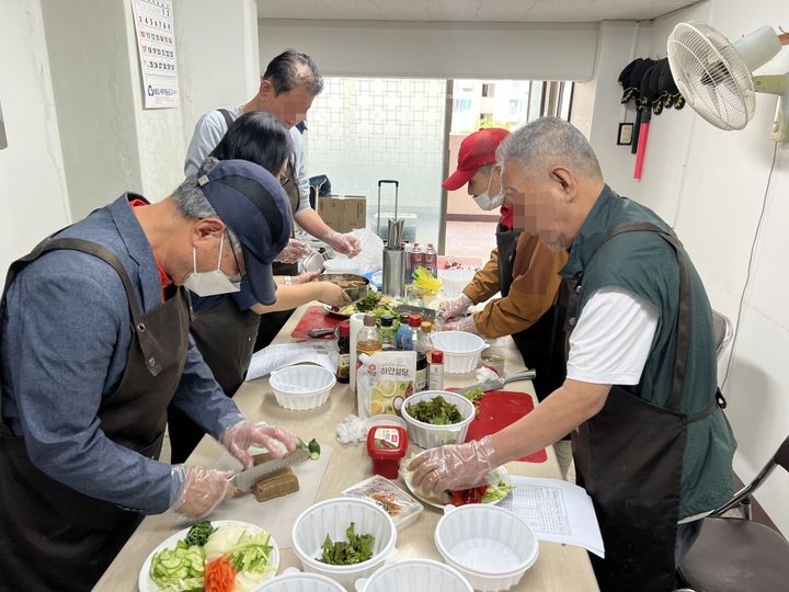 [서울=뉴시스] 지난해 관악구 1인가구 대상 _행복톡톡 행운랜드 요리교실_ 활동 모습. 2026.03.02. (사진=관악구 제공) *재판매 및 DB 금지