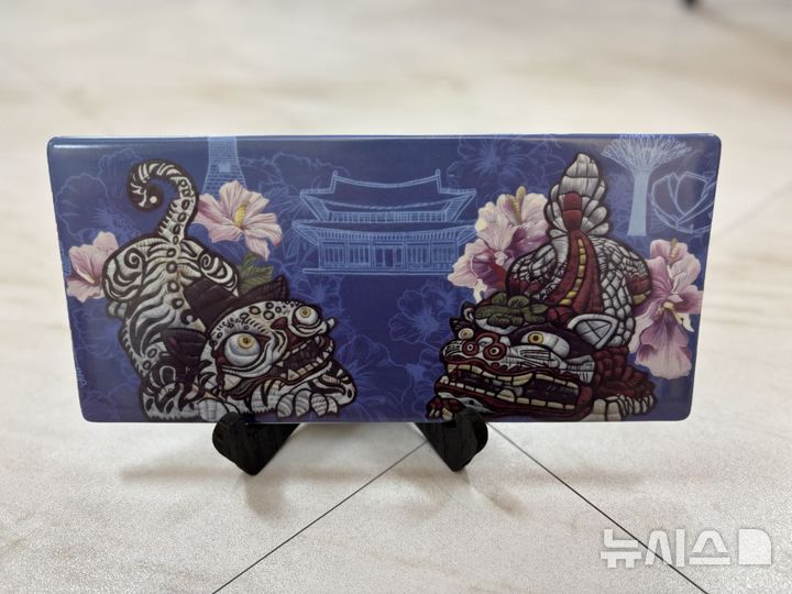 [서울=뉴시스] 로렌스 웡 싱가포르 총리 선물 수교 50주년 기념 도자기 접시. (사진=청와대 제공) 2026.03.02