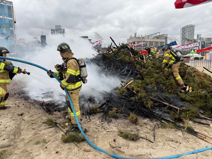 [울산=뉴시스] 1일 울산 동구 일산해수욕장에 설치된 달집 더미에서 불이 나 소방당국이 진화 중이다. (사진=울산소방본부 제공) 2026.03.02. photo@newsis.com *재판매 및 DB 금지