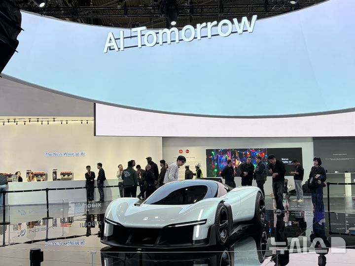 [바르셀로나(스페인)=뉴시스]스페인 바르셀로나에서 열린 모바일 월드 콩그레스 2026(MWC 2026)에서 샤오미의 미래 지향 콘셉트 전기 하이퍼카인 '샤오미 비전 그란 투리스모'가 샤오미 부스에 전시돼있다. (사진=심지혜 기자)