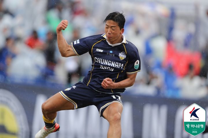[아산=뉴시스] 충남아산FC 수비수 김주성이 2일 열린 파주프런티어FC와의 홈 개막전에서 역전골을 성공시킨 후 환호하고 있다. (사진=한국프로축구연맹 제공) 2026.03.02 photo@newsis.com *재판매 및 DB 금지
