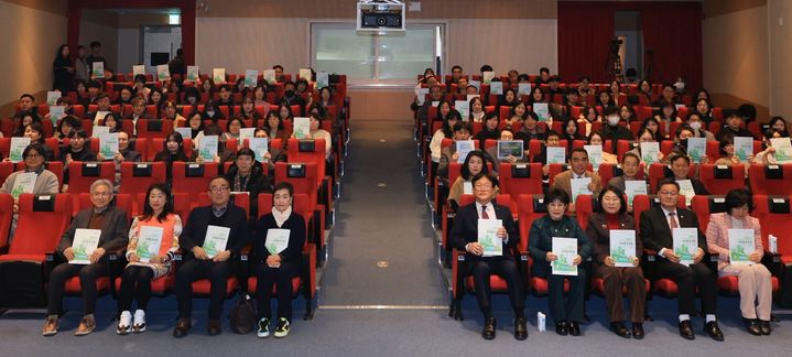 [대구=뉴시스] 대구시 수성구는범어도서관 김만용·박수년홀에서 '녹색×건축: 탄소중립 도시환경 조성'을 주제로 수미창조 포럼을 개최했다. (사진 = 대구시 수성구 제공) 2026.03.02. photo@newsis.com *재판매 및 DB 금지