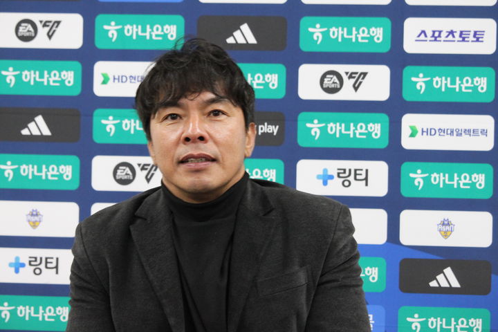 [아산=뉴시스] 최영민 기자=충남아산FC 임관식 감독이 2일 아산 이순신종합운동장에서 열린 파주프런티어FC와 경기 후 인터뷰를 하고 있다. 2026.03.02 ymchoi@newsis.com *재판매 및 DB 금지